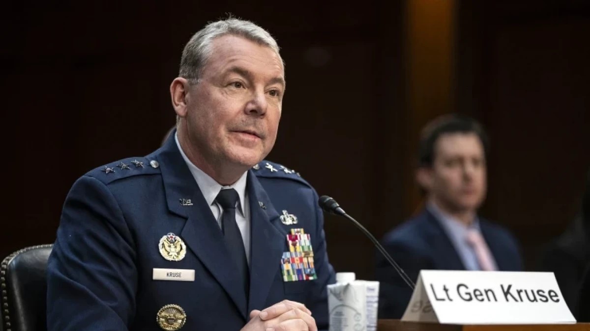 যুক্তরাষ্ট্রের সামরিক গোয়েন্দা সংস্থার প্রধানকে ট্রাম্প বরখাস্ত করলেন